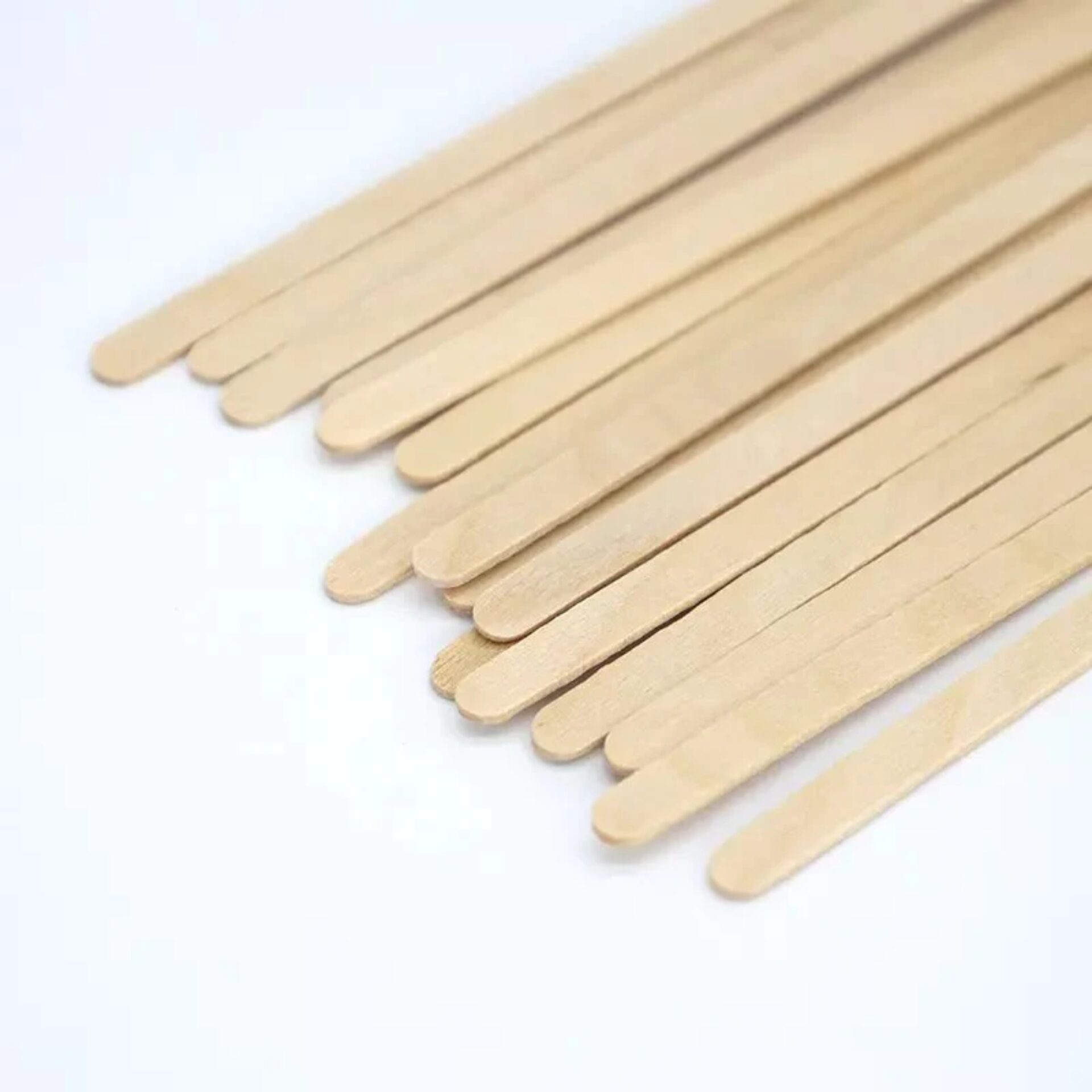Los mezcladores planos de madera personalizados de Graphic Store Col son de materia prima orgánica cultivada. No utilizan químicos en su producción. Están hechos con madera de bosques renovables certificados FSC. No dañan el ambiente. Son 100% compostables y pueden ser usados como abono cerrando completamente el ciclo de vida del producto. No tienen olor ni sabor.